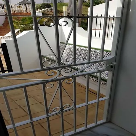 Holiday home Sunny And Spacious With Own Entrance To Pool