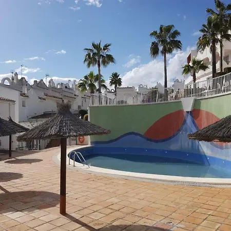 Sunny And Spacious With Own Entrance To Pool Holiday home *