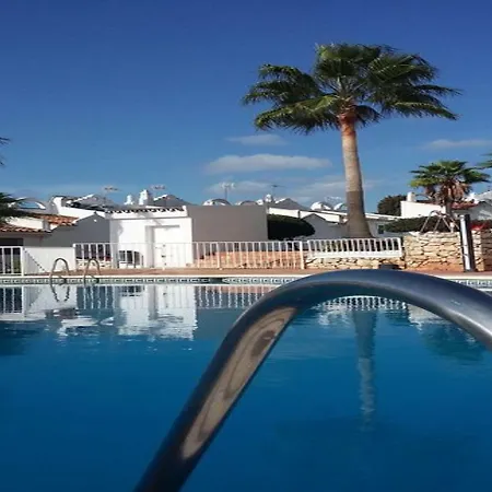 Holiday home Sunny And Spacious With Own Entrance To Pool *