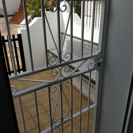 Holiday home Sunny And Spacious With Own Entrance To Pool